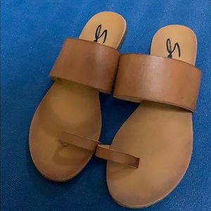 SEVEN 7 TAN TOE LOOP SANDALS